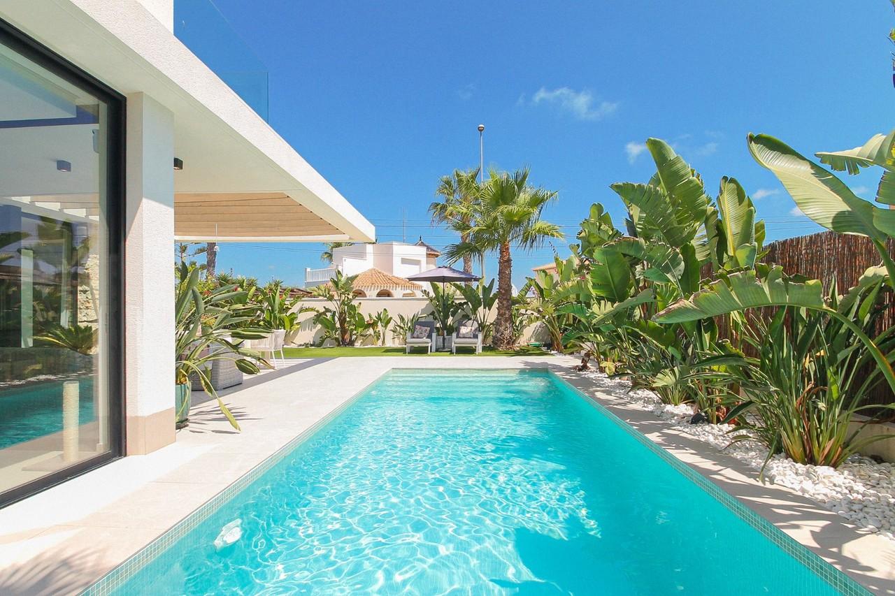 144248844 15572332 foto 943258 1 - Villa en venta en Orihuela Costa, Alicante