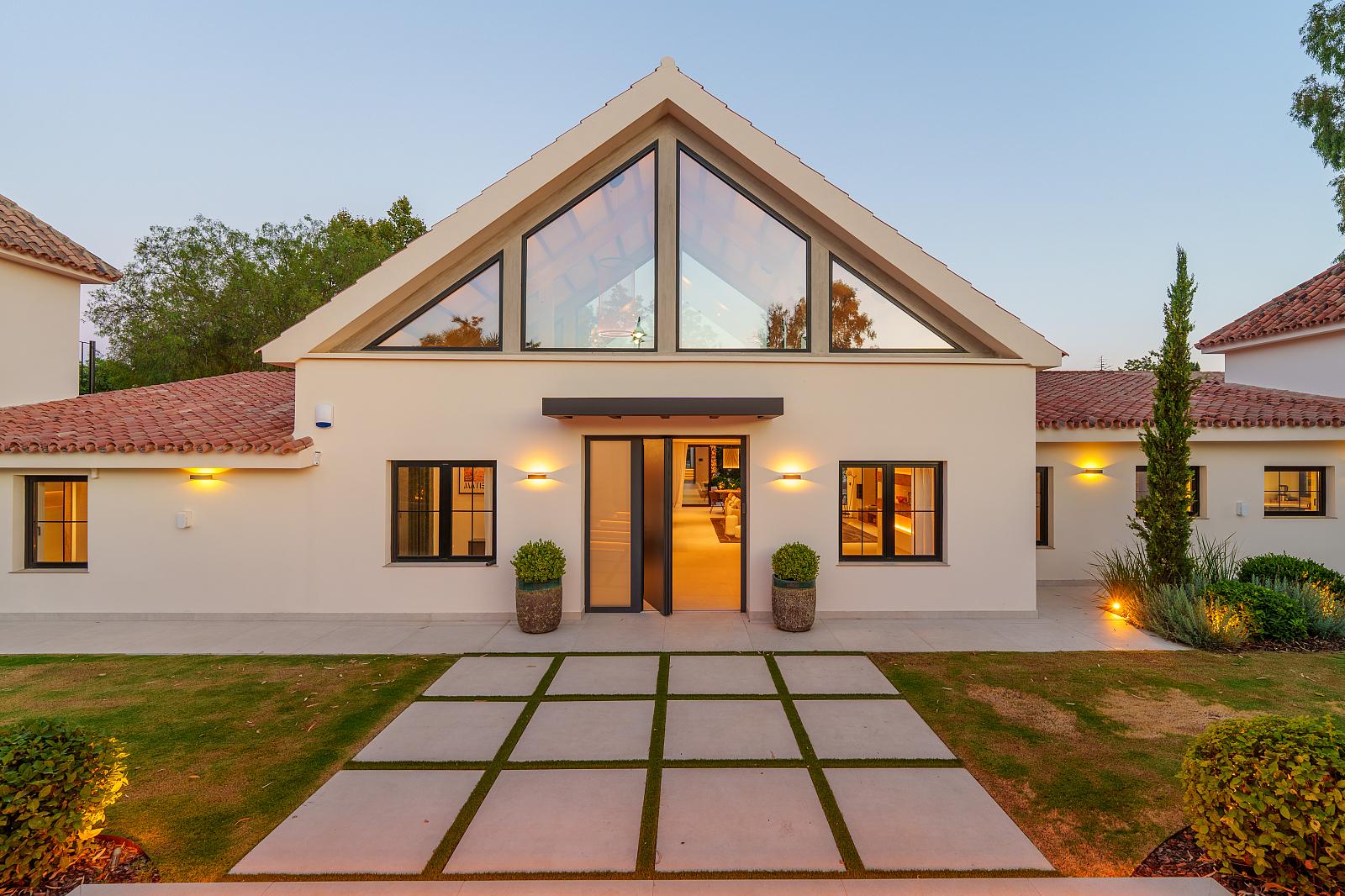 Villa de lujo y estilo contemporáneo a la venta en Marbella, Costa del Sol 207659145 14970812 foto 878700 1 - Villa de lujo y estilo contemporáneo a la venta en Marbella, Costa del Sol