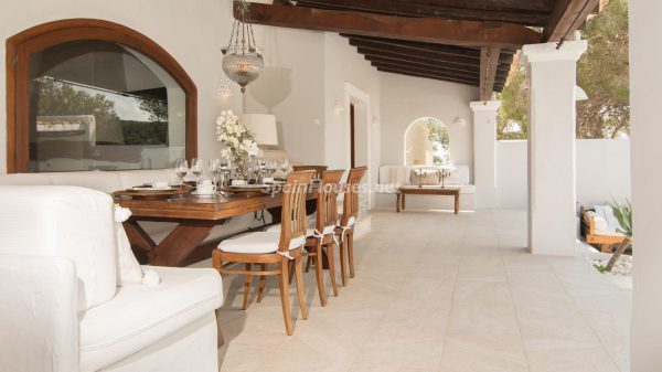 ¡Disfruta en esta espectacular villa de unas merecidas vacaciones en Ibiza! 28039014 2091009 foto 005817 600x337 - ¡Disfruta en esta espectacular villa de unas merecidas vacaciones en Ibiza!