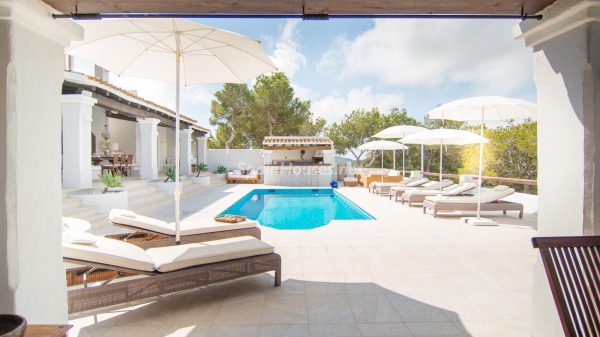 ¡Disfruta en esta espectacular villa de unas merecidas vacaciones en Ibiza! 28039014 2091009 foto 045693 600x337 - ¡Disfruta en esta espectacular villa de unas merecidas vacaciones en Ibiza!
