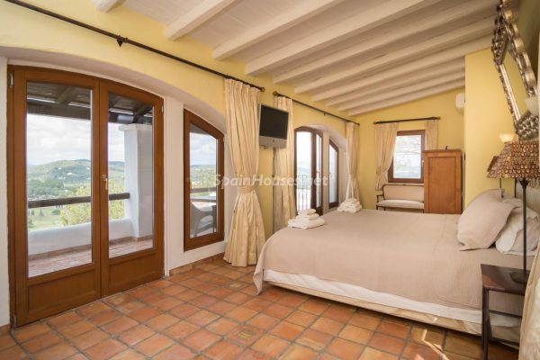 ¡Disfruta en esta espectacular villa de unas merecidas vacaciones en Ibiza! 28039014 2091009 foto 503508 600x400 - ¡Disfruta en esta espectacular villa de unas merecidas vacaciones en Ibiza!