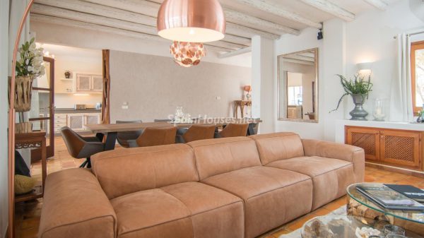 ¡Disfruta en esta espectacular villa de unas merecidas vacaciones en Ibiza! 28039014 2091009 foto 755394 600x337 - ¡Disfruta en esta espectacular villa de unas merecidas vacaciones en Ibiza!