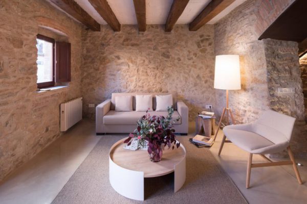 La fusión perfecta de estilo rústico y moderno en esta casa en Girona, Cataluña 65057482 2048710 foto 241423 768x512 600x400 - La fusión perfecta de estilo rústico y moderno en esta casa en Girona, Cataluña