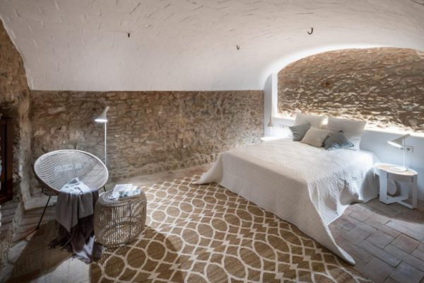 La fusión perfecta de estilo rústico y moderno en esta casa en Girona, Cataluña 65057482 2048710 foto 384971 768x512 600x400 - La fusión perfecta de estilo rústico y moderno en esta casa en Girona, Cataluña