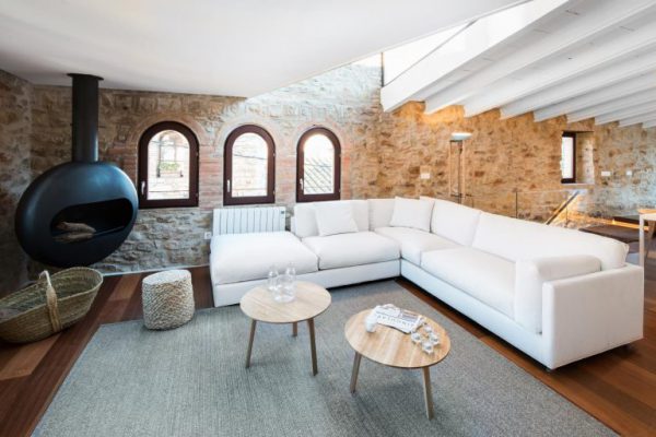La fusión perfecta de estilo rústico y moderno en esta casa en Girona, Cataluña 65057482 2048710 foto 691569 768x512 600x400 - La fusión perfecta de estilo rústico y moderno en esta casa en Girona, Cataluña