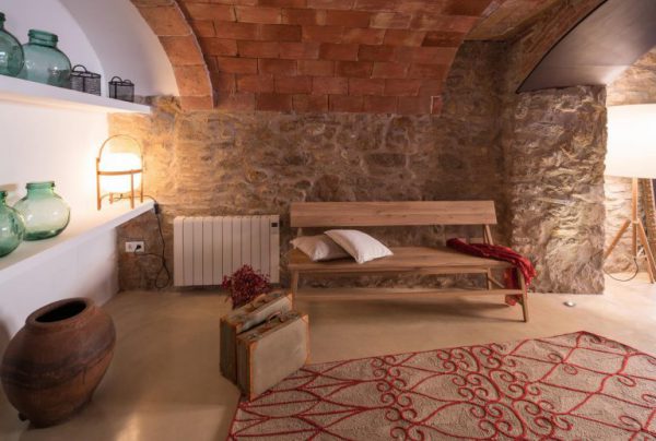 La fusión perfecta de estilo rústico y moderno en esta casa en Girona, Cataluña 65057482 2048710 foto 864945 768x517 600x404 - La fusión perfecta de estilo rústico y moderno en esta casa en Girona, Cataluña