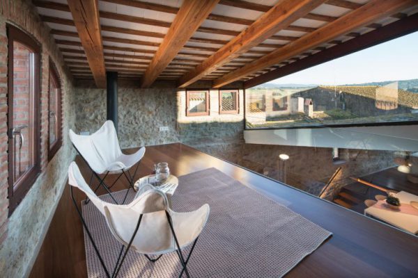 La fusión perfecta de estilo rústico y moderno en esta casa en Girona, Cataluña 65057482 2048710 foto 983671 768x512 600x400 - La fusión perfecta de estilo rústico y moderno en esta casa en Girona, Cataluña
