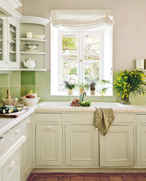cocina con azulejos verdes y muebles en blanco 1035x1280 485x600 - La Ferme du Bon Dieu: Una granja convertida en casa que alberga una historia de amor