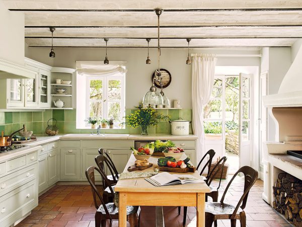 cocina con cocina de lena y azulejos verdes 1280x962 600x451 - La Ferme du Bon Dieu: Una granja convertida en casa que alberga una historia de amor