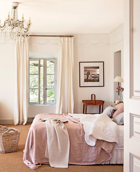 dormitorio con lampara de arana y suelo enmoquetado 1041x1280 488x600 - La Ferme du Bon Dieu: Una granja convertida en casa que alberga una historia de amor