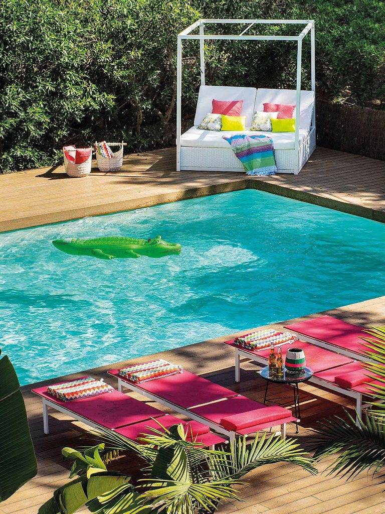Toque "retro California" de luz, color y vitalidad junto al mar en Mallorca relax piscina 1 768x1024 - Toque "retro California" de luz, color y vitalidad junto al mar en Mallorca
