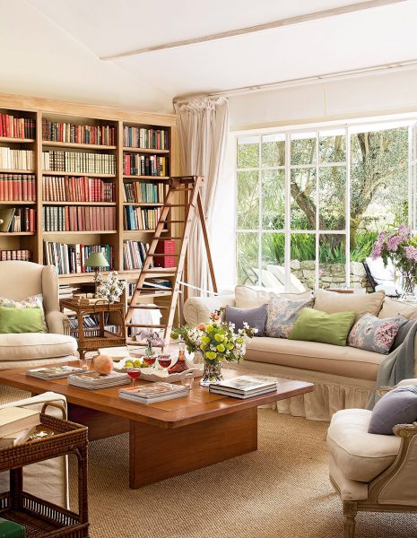 salon biblioteca con libreria a medida y escalera 992x1280 465x600 - La Ferme du Bon Dieu: Una granja convertida en casa que alberga una historia de amor