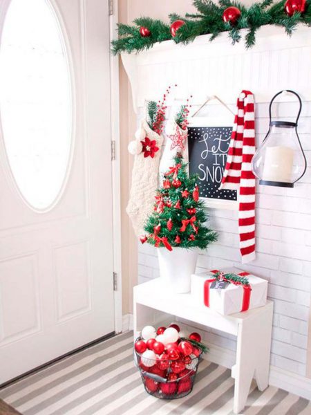 Ideas para decorar recibidores en Navidad un rojo que da alegria 450x600 - Ideas para decorar recibidores en Navidad